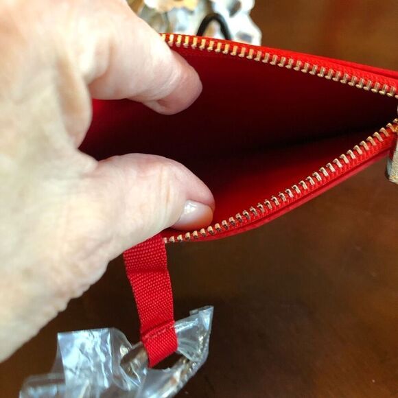 MARC JACOBS - NWOT - Card Case/Key Pouch in Smooth Silver Leather with Red Trim - Picture 5 of 14